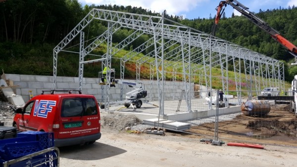 Nå reiser hallen seg