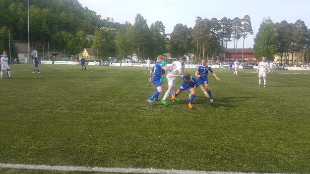 Kjetil Myrvold(med håndspåleggelse) debuterte som spillende assistenttrener mot Sola