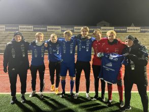 Mange Vindbjart-juniorer har fått prøve seg i seniorfotballen de siste årene. Her er noen av dem, flankert av hovedtrener Jon Hodnemyr (venstre) og Anders Johansson, som håper det blir flere.
Spillere fra venstre til høyre: Emil Lie, Helge Strand, Eirik Ryger, Fabian J. Engedal, Mads Klippenberg, Fredrik Ingebretsen