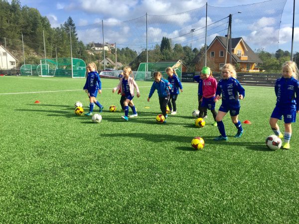 Jenter! Velkommen til Vindbjart Fotballklubb!
