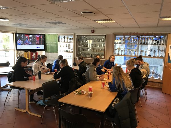 Damelaget på treningsleir