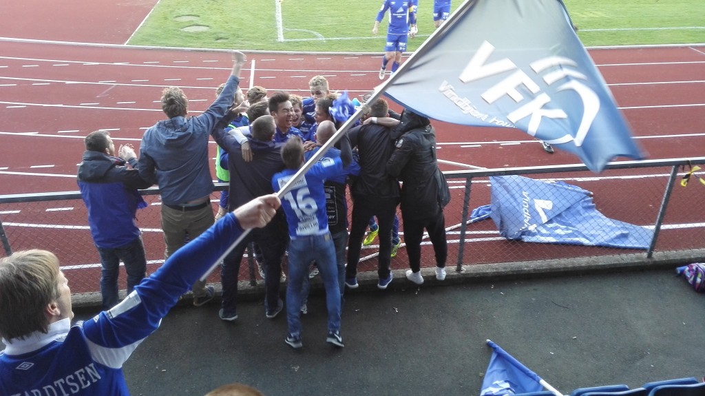 Zernichow har utlignet og jubler med VFK-fansen