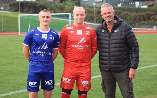 Debutantene Emil Lie og Mats Johansen Olsen flankert av tidligere storspiller Jarle Lie