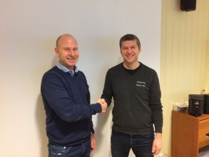 VFK's leder Thomas Schie, og daglig leder i Søgne FK, Reidar Ruden, har nettopp blitt enige om å forlenge samarbeidsavtalen.