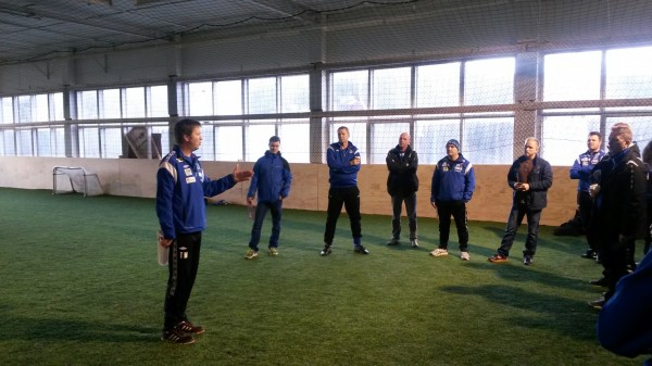 Teddy holdt kurs for barnefotballtrenerne i Hunsfos-hallen