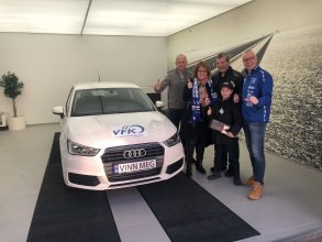 Her er Daniel sammen med besteforeldrene som han solgte vinnerloddet til.