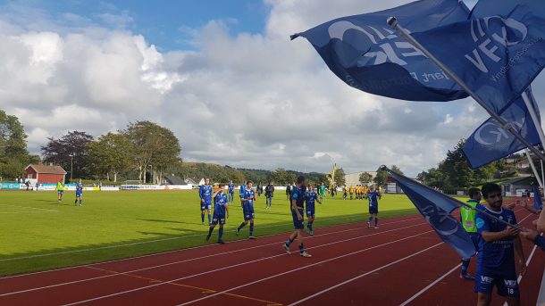 VFK-spillerne tuslet over til bortefansen for å takke for støtten