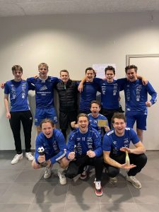 Bak fra venstre
Andre Bakken
Espen Godtfredsen
Sander Bratland
Erlend Sagen Olsen
Ole Gerhard Jakobsen
Marius Fjellet
Foran fra Venstre
Sondre Andersen
Lucas Næss
Martin Gardiner
Per Erik Iversen