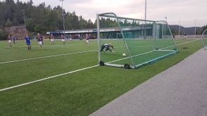 VIgørs keeper må fortvilet se at ballen går i mål til 0-1