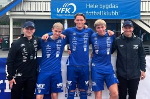 Flankert av trenerne, fra venstre Severin Finnestad-Stray, Andreas Sagen Dale og Martin Heisel