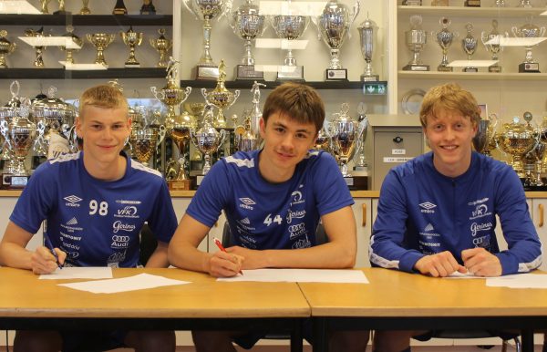 Tenåringstrippel med a-lagskontrakter