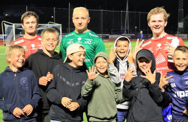 Debutantene Lars-Georg Reinlund Sæther og Mats Johansen Olsen samt Anders Bjørge og et knippe unge VFKere