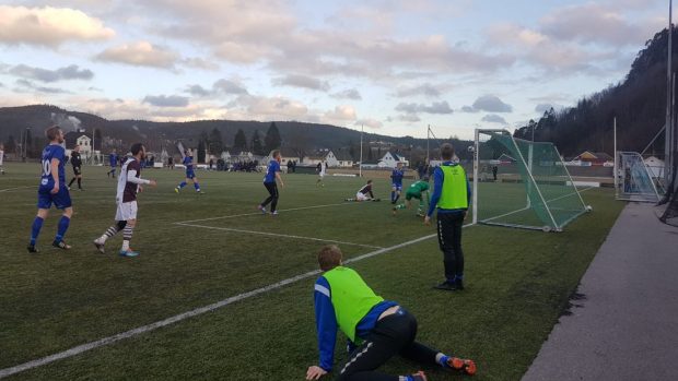 Tidligere VFK-spiller Joakim Johansen setter inn 0-1.