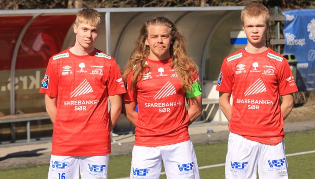 Simon Salen Aune flankert av debutantene Rimereit og Honnemyr